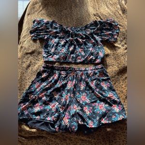👑2 Torrid Two Piece Floral Crop Shirt / Short Set👑